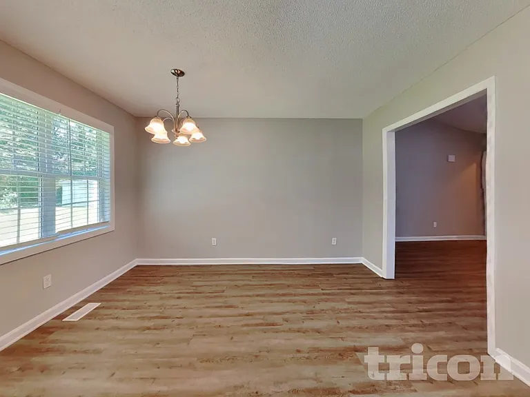 2112 McKinnon Dr — Photo 4
