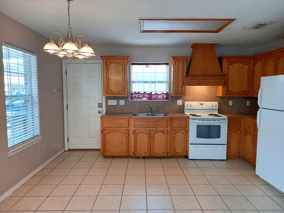 715 S Dfw Dr #3