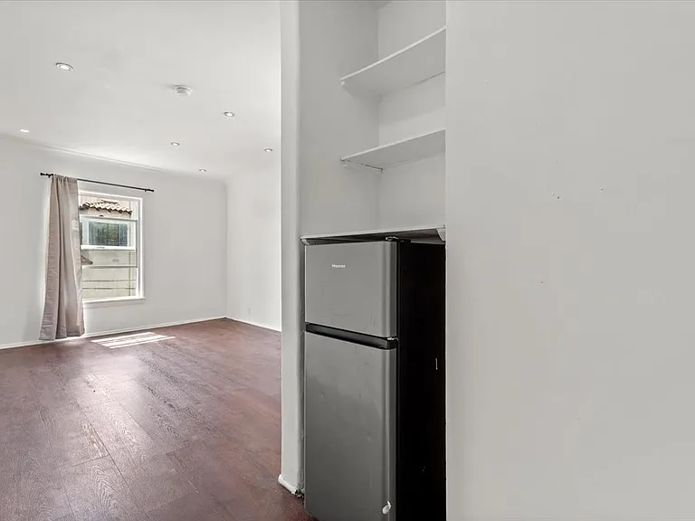 1032 S Redondo Blvd — Photo 6