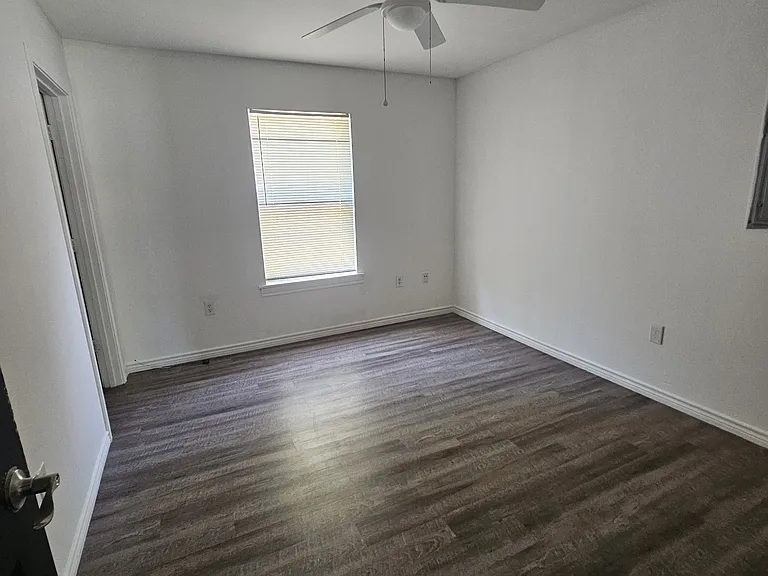 409 E Kerr Ave — Photo 3
