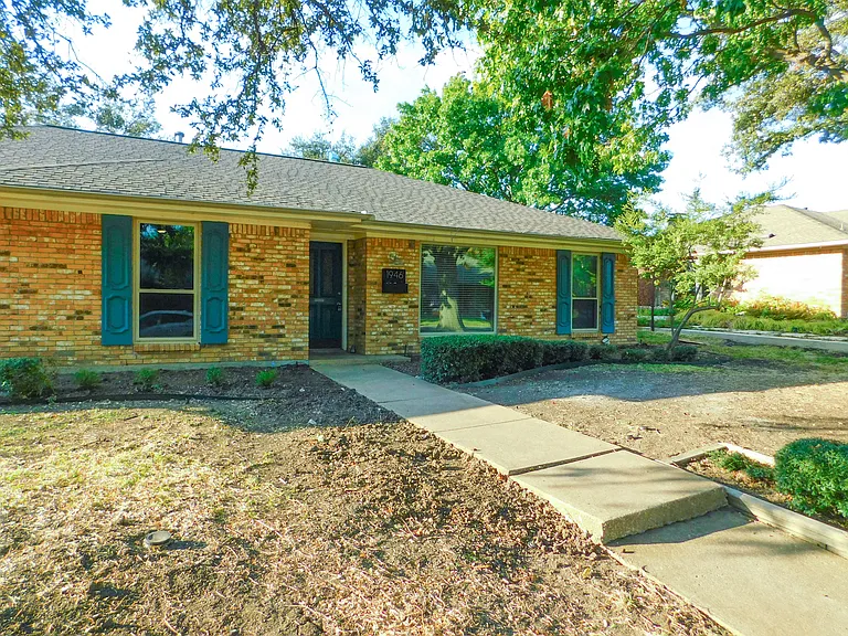 1946 Kensington Dr — Photo 2