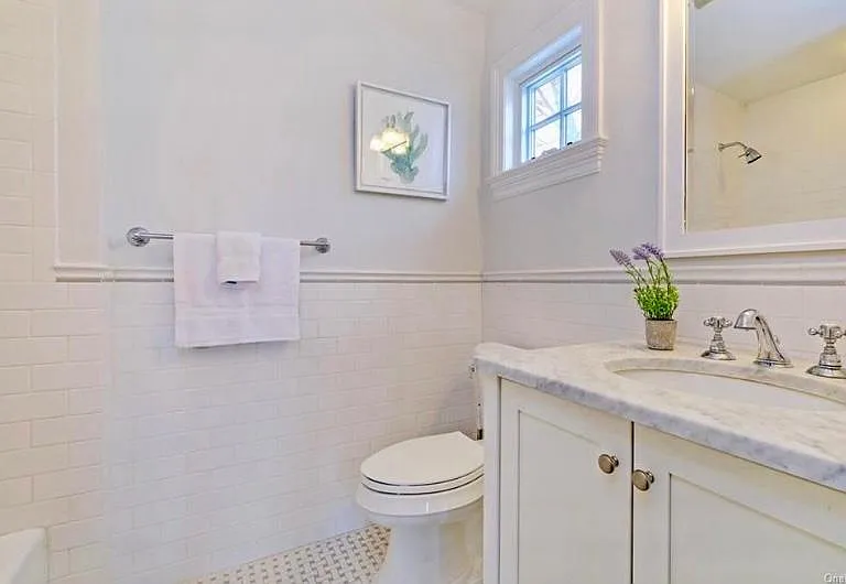Bedroom - full bath en suite.