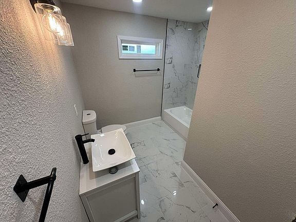 3rd image of 106 E Vista Dr