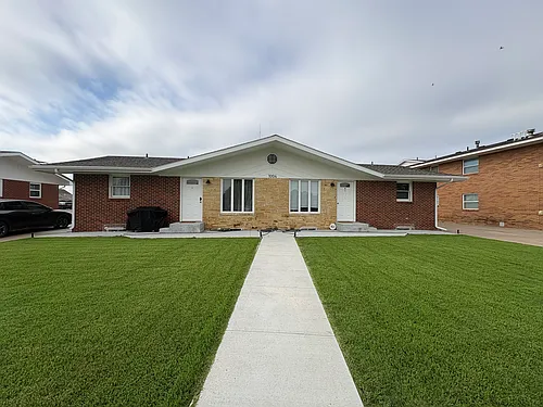 1004 Country Club Dr #4 Photo 1