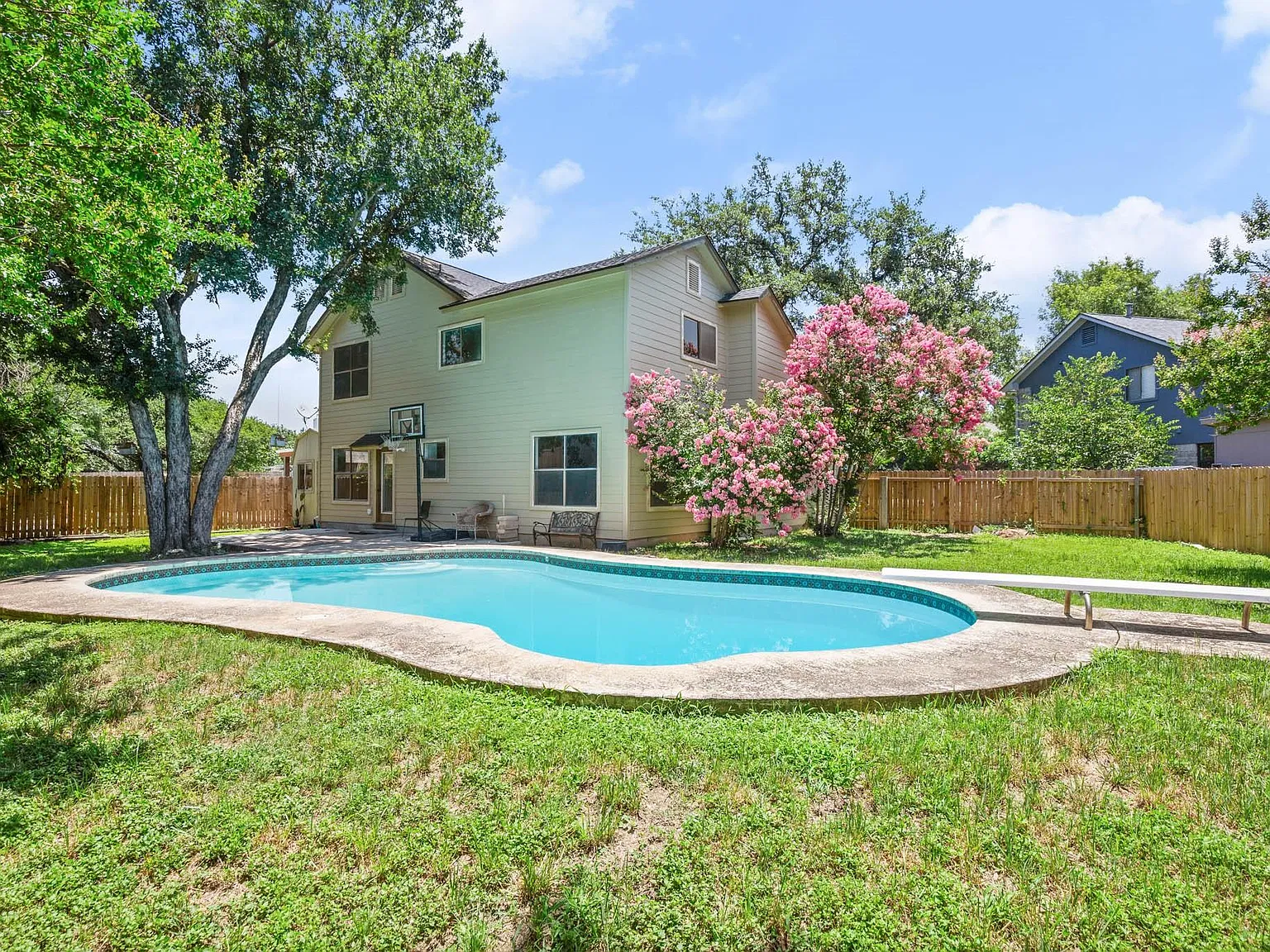 4 bed, 2.5 bath, 2190 sqft, $2,250 — Photo 2