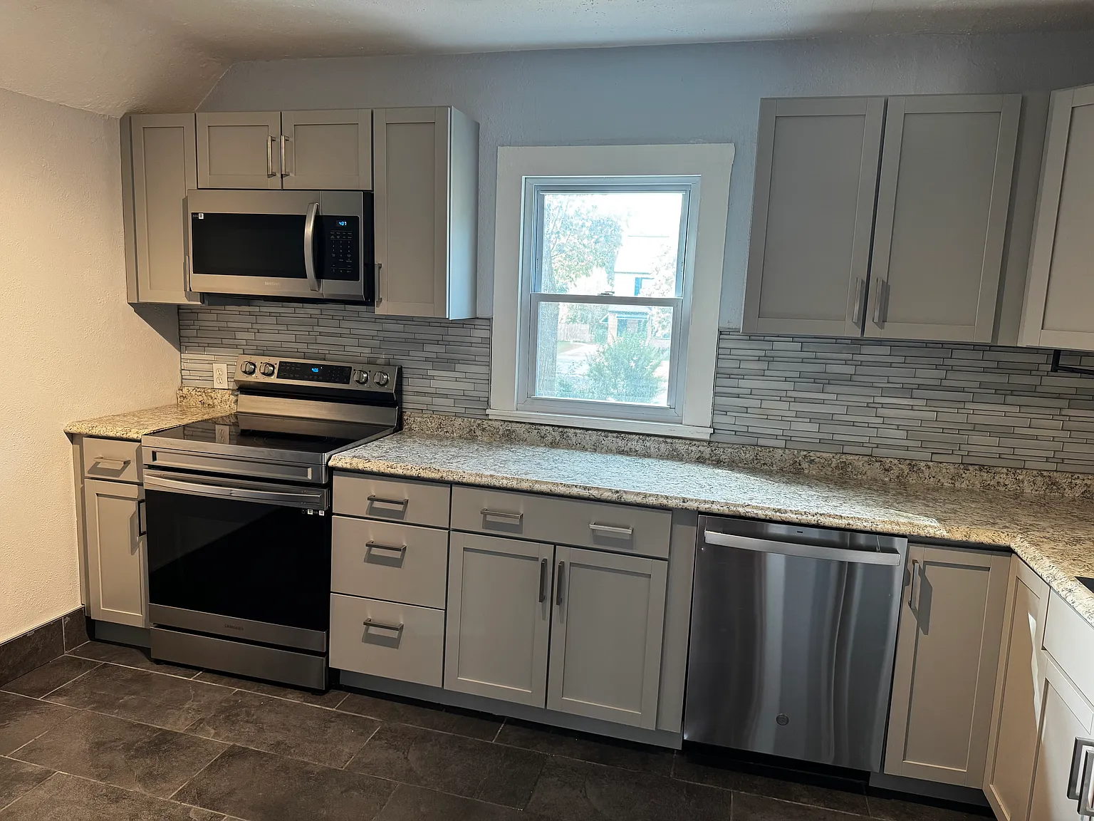 1 bed, 650 sqft, $1,200 — Photo 2