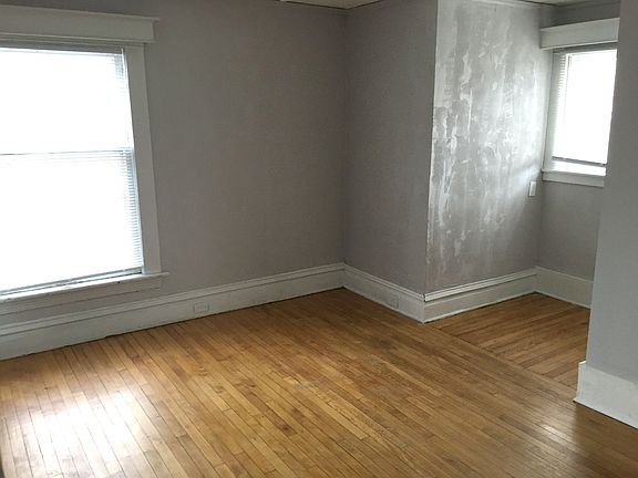 3rd image of 811 Kalamazoo Ave SE