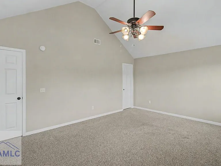 401 E Banks St — Photo 24