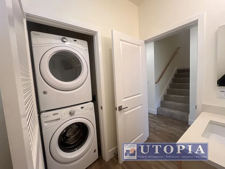 Beautiful and Spacious 3-bedroom, 3.5-bathroom Townhouse Located in the heart of Seabright. — Photo 11