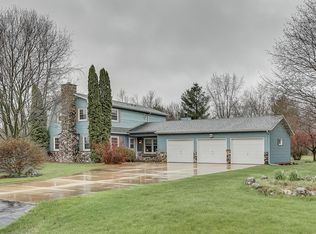 1047 Winnebago Cir, Hubertus, WI 53033