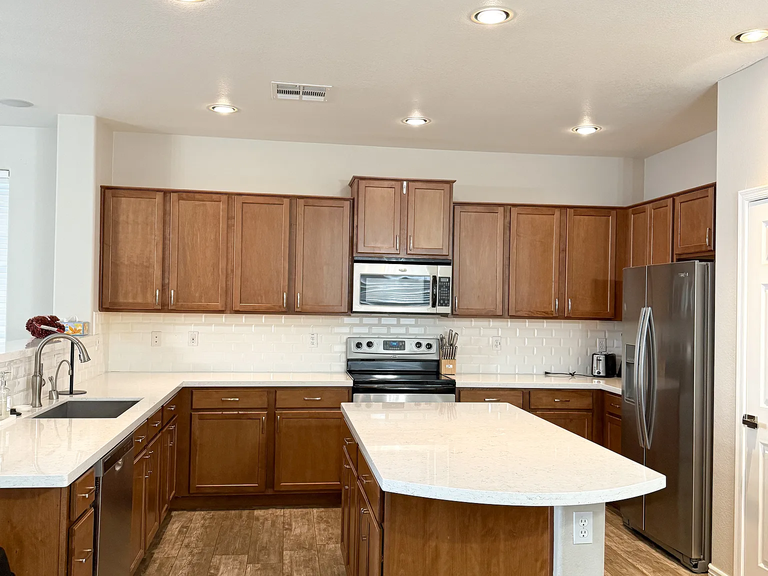 3 bed, 2.5 bath, 2625 sqft, $10,000 — Photo 1
