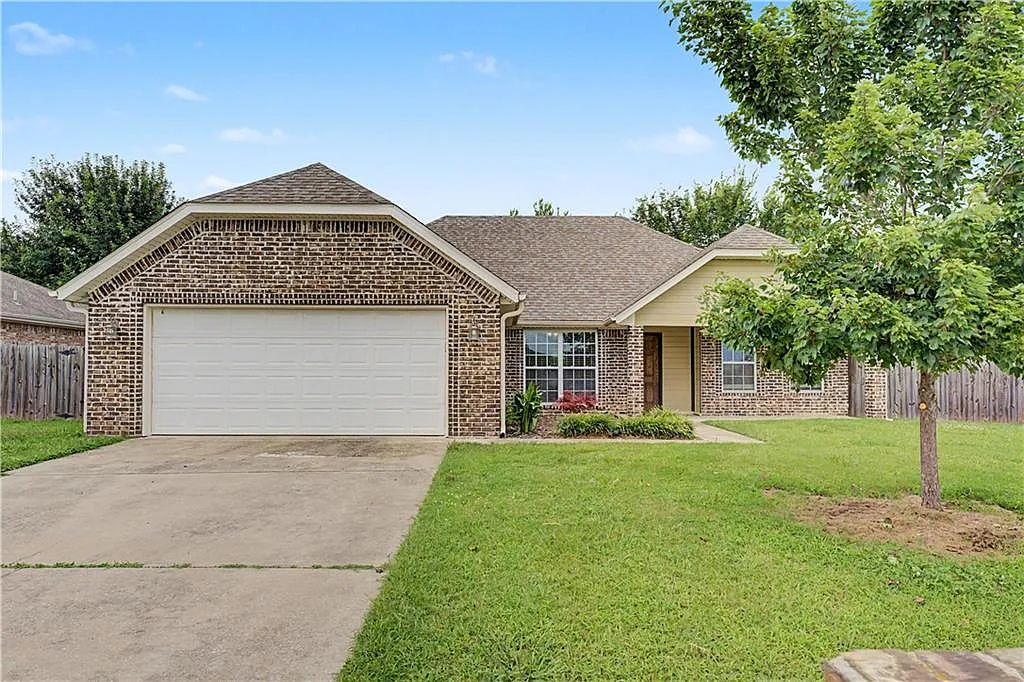198 Alexandra Loop - 1 — Photo 1