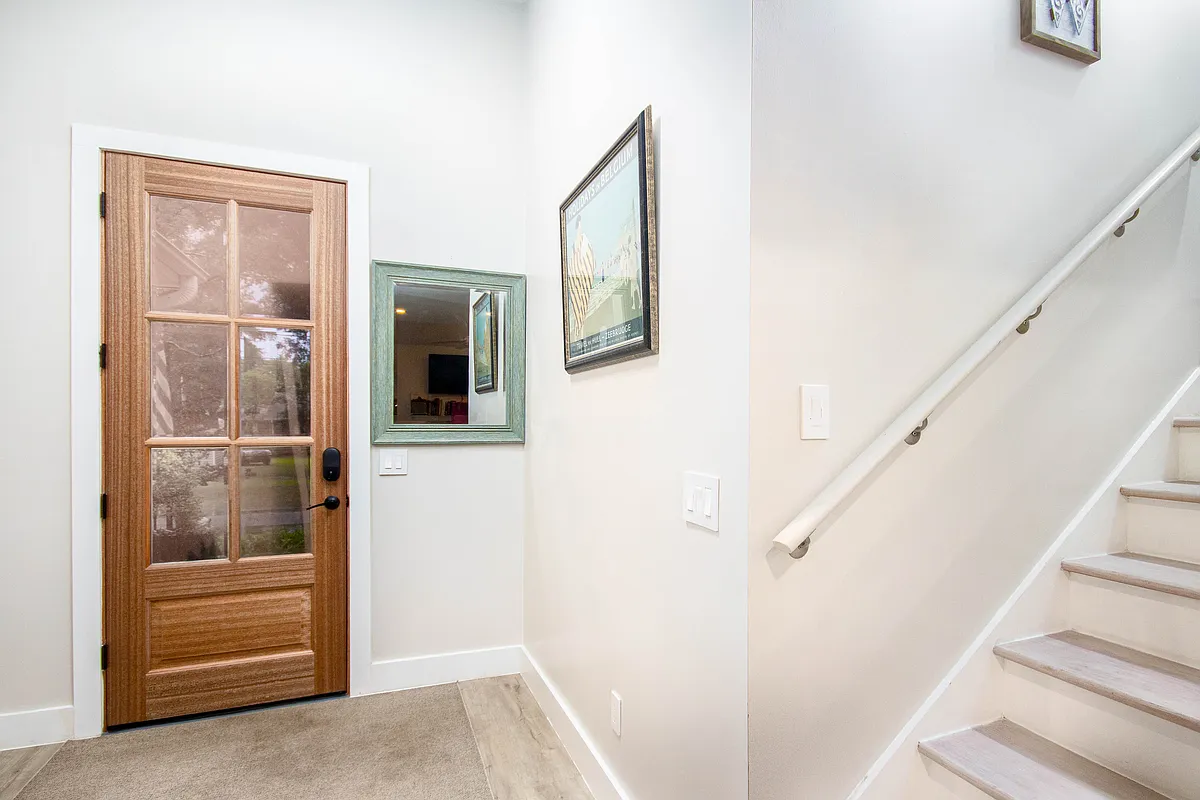 Foyer - 753 Sprague St