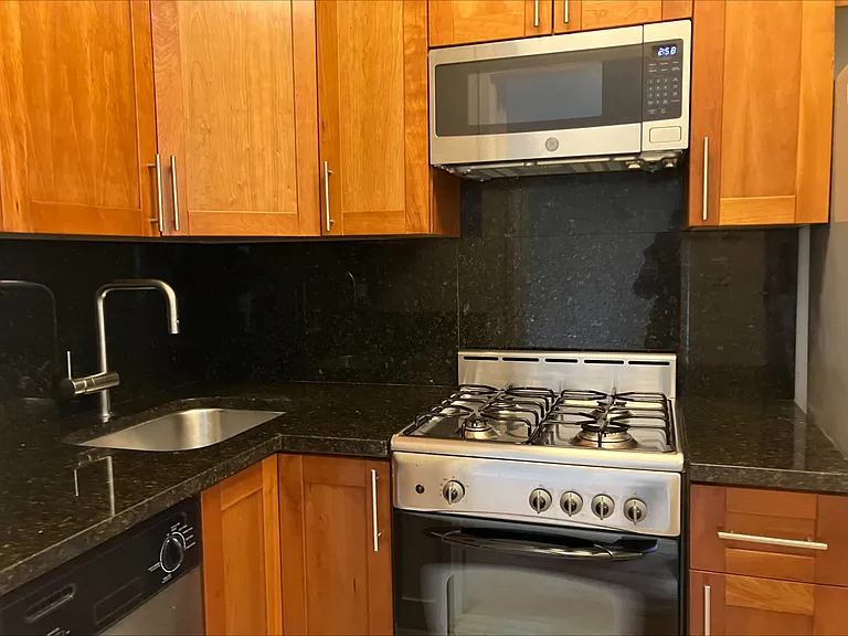 77 W 15th St #501 — Photo 4