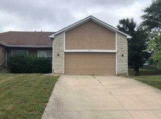3872 SW Harbor Dr, Lees Summit, MO 64082