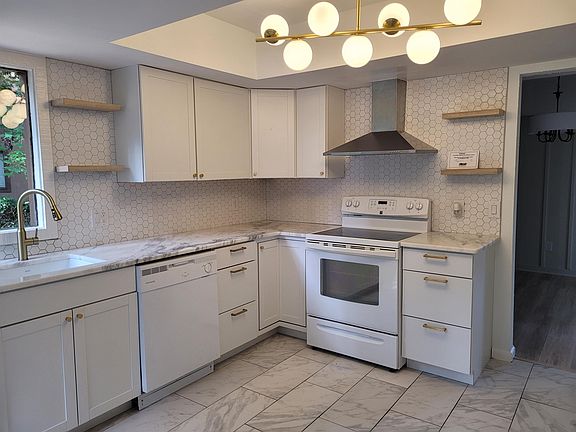 2nd image of 27 Fairways Cir #1