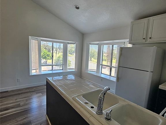 4th image of 517 S Hewes St #B