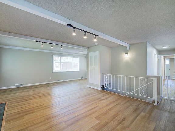 4th image of 1435 Bellevue Way SE