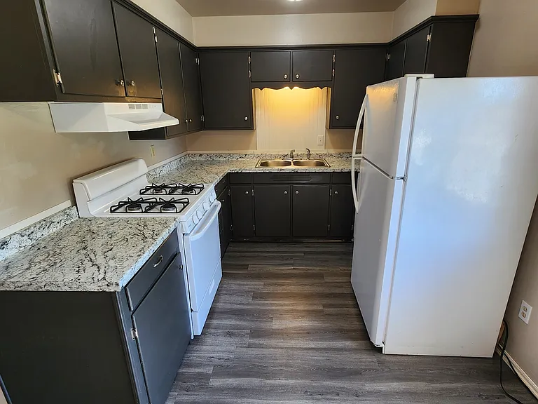 933 Crestview St — Photo 4