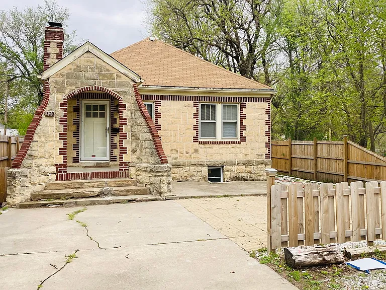 320 W Elm St — Photo 1