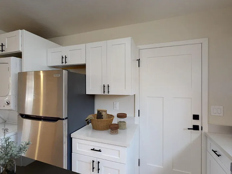 906 E Roma Ave — Photo 33