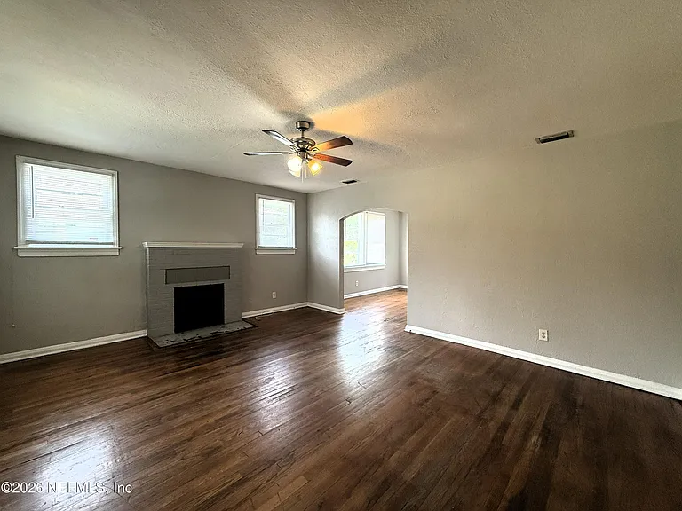 843 Mackinaw St — Photo 3