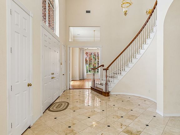 3rd image of 1119 Creekwood Dr