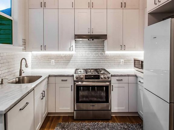 4th image of 208 Fair Oaks St #2