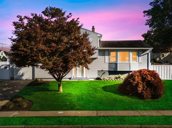 11 Wittenberg Dr, Fords, NJ 08863