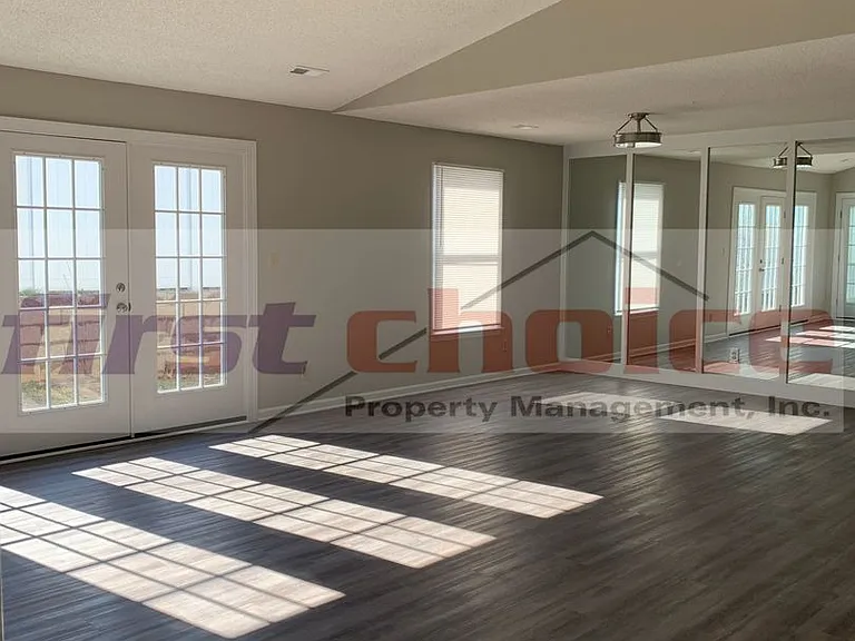 1750 Ridgefield Ct — Photo 3