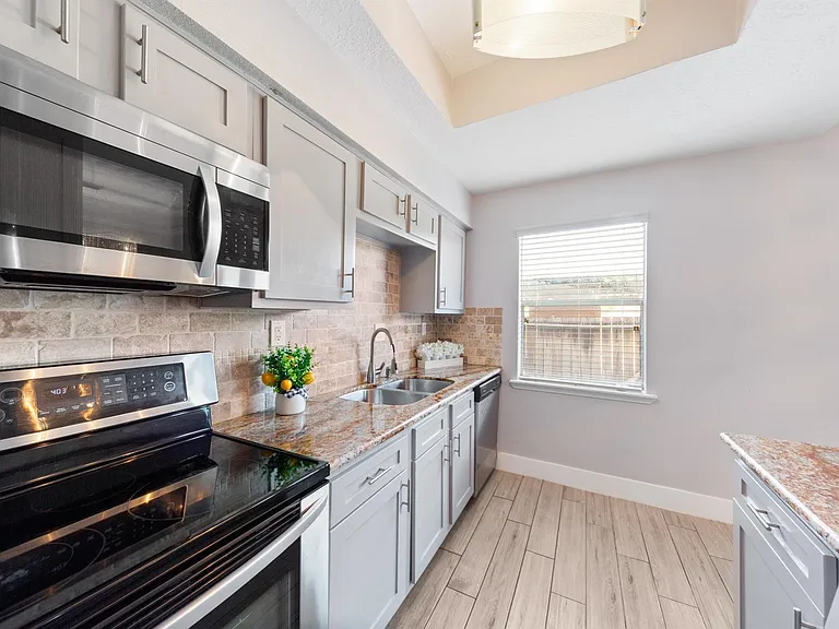 7700 Creekbend Dr #30 — Photo 13