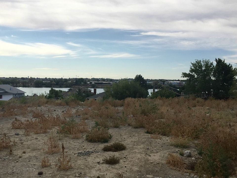 2nd image of 1017 W Windrose Dr