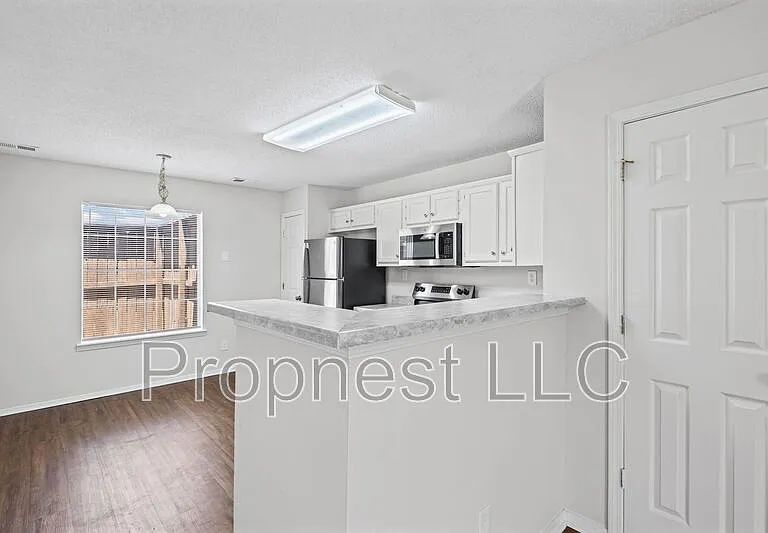 807 Barrington Woods Cv — Photo 10