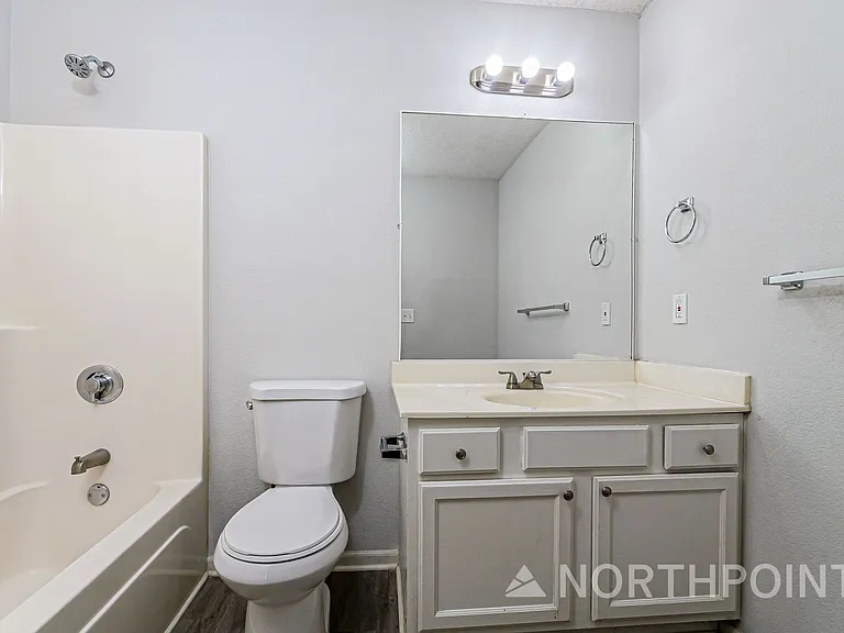 305 NW Woodbury Dr — Photo 12