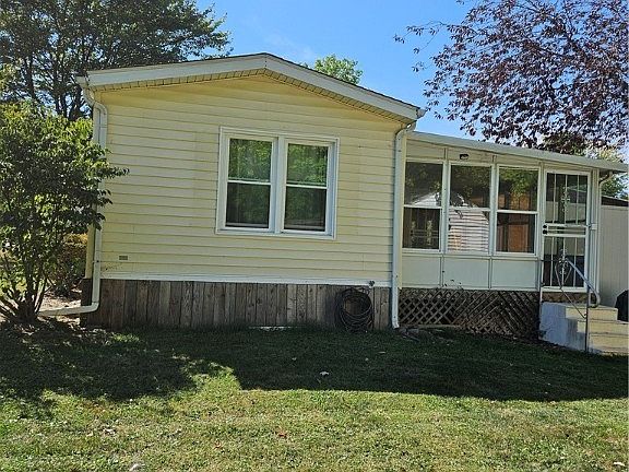 3rd image of 136 Thomas Blvd NW