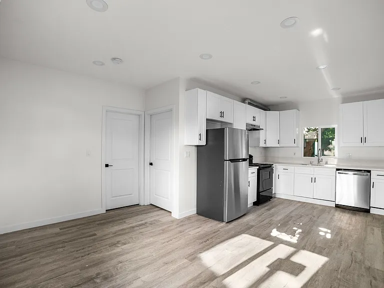 7118 1/2 Sunnybrae Ave — Photo 3