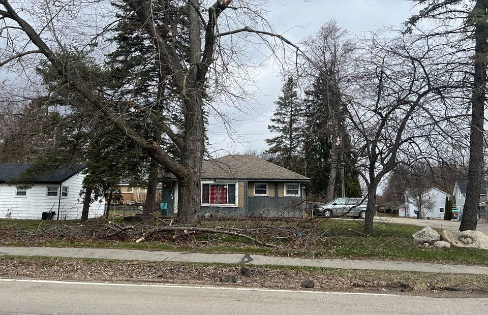 1st image of 304 W Clarkston Rd