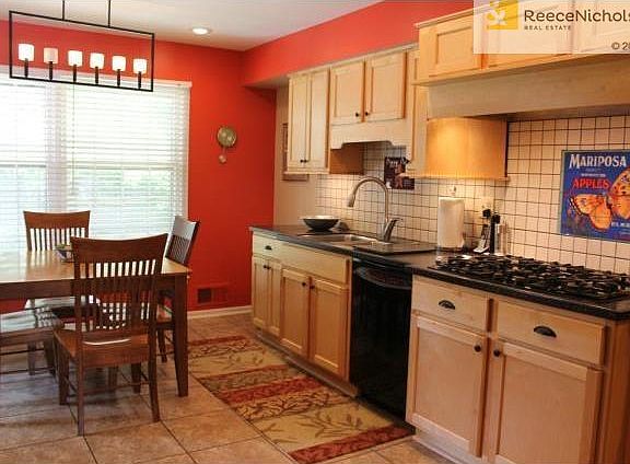 This high end kitchen will please the best of chefs! Custom cabi