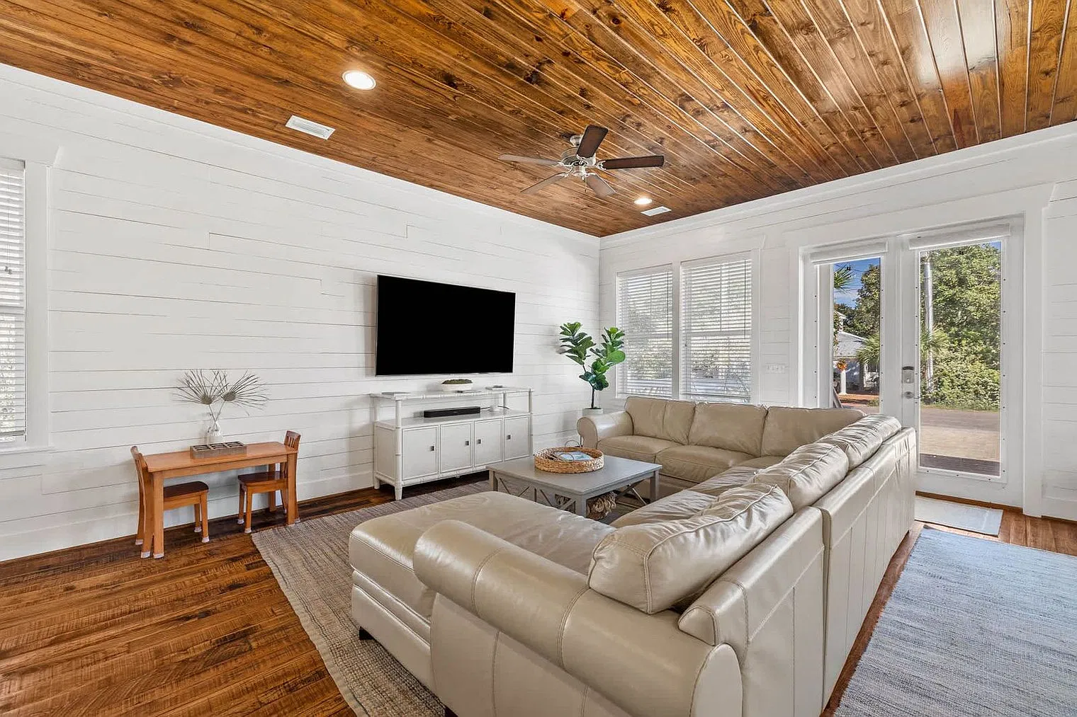 4 bed, 4.0 bath, 3293 sqft, $11,550 — Photo 2
