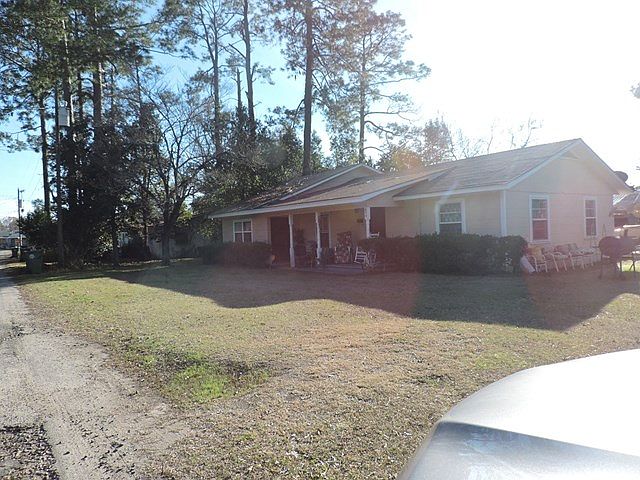 2nd image of 809 Memorial Ln