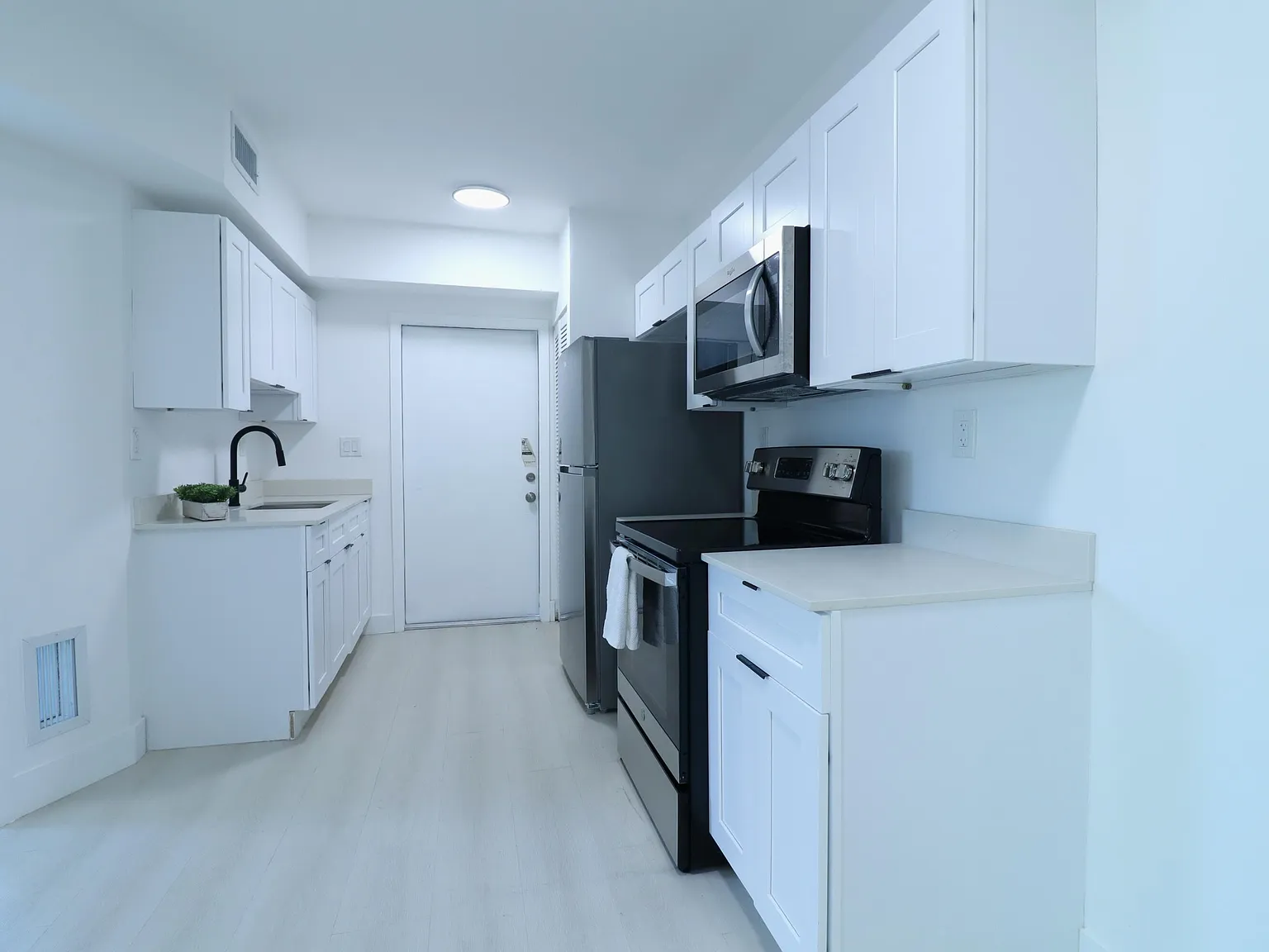 2 bed, 1.0 bath, 2752 sqft, $1,900 — Photo 1