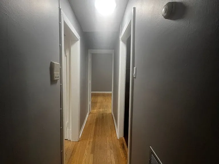 Hyde Park Apartments — Photo 20