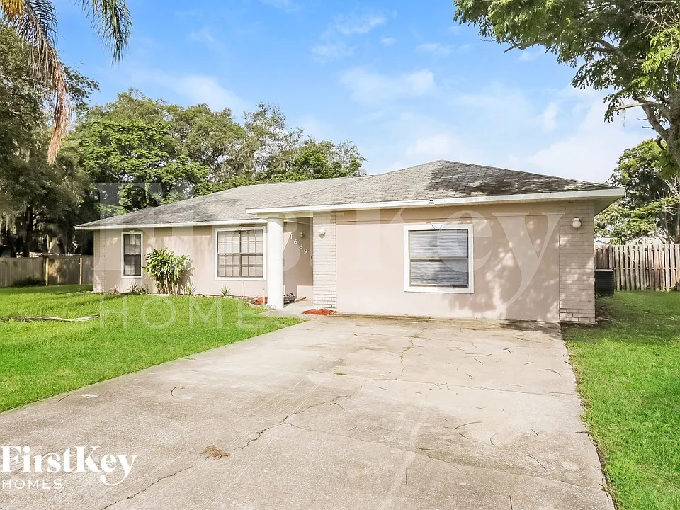 1689 Cedro Ave