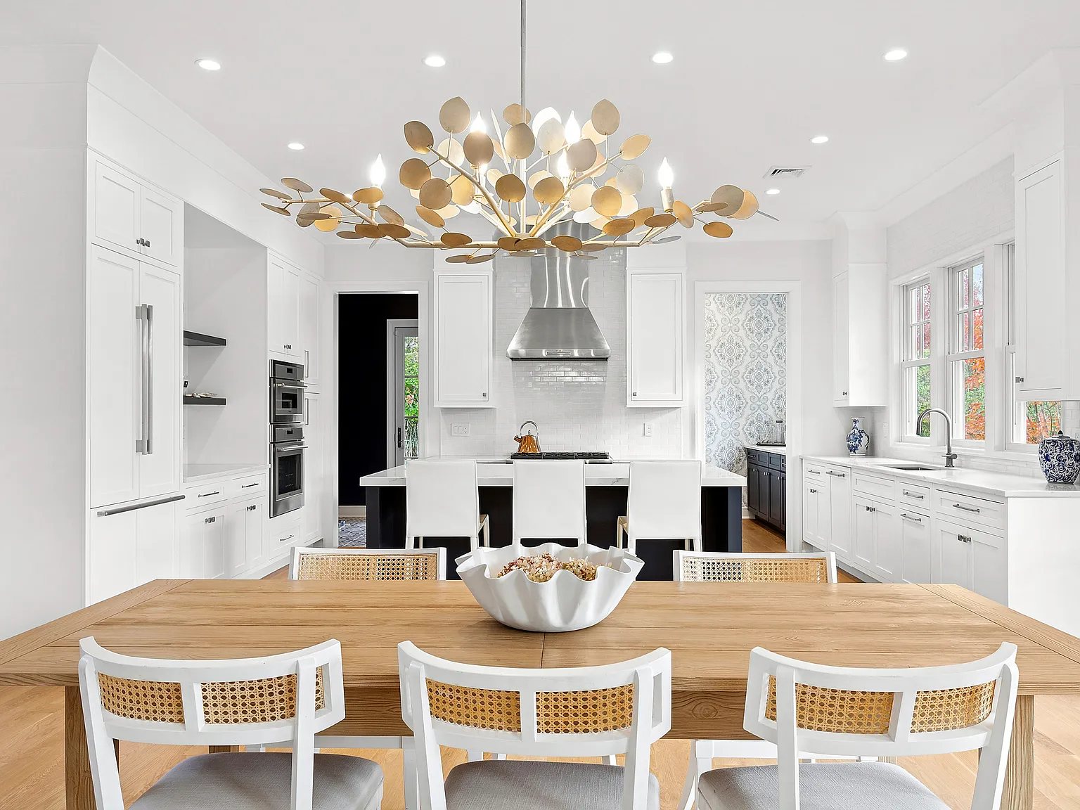 5 Bedroom Village Haven of Comfort & Style — Photo 4