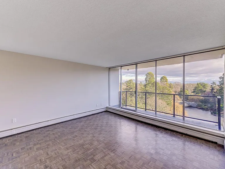 350 Douglas St — Photo 59