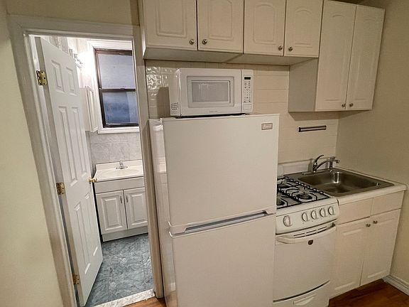 5th image of 213 1/2 W 16th St #2FE