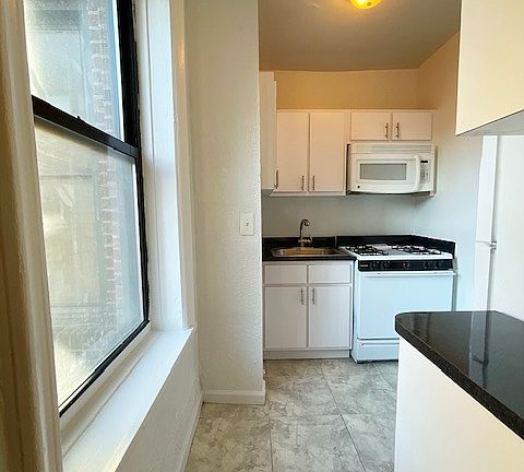 5th image of 200 E 18th St #5
