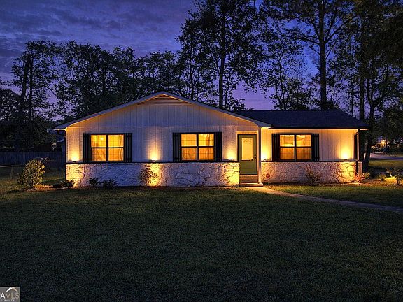 3rd image of 17 Woodvalley Ter NW
