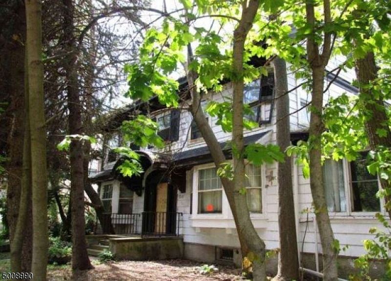 2nd image of 563 Berkeley Ave