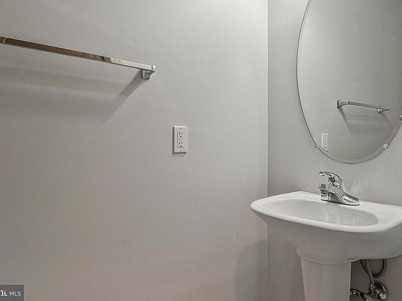 4th image of 8045 Gatehouse Rd #17